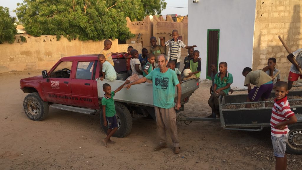 Happy kids in Edebay, Atar, some in the back of the truck, others in the trailer. (FAQ)